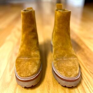 Excellent condition. Tan suede Tory Burch boots. Size 7.